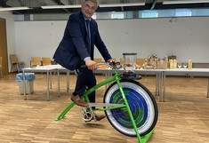 Vizerektor Mannsberger am Smoothiebike
