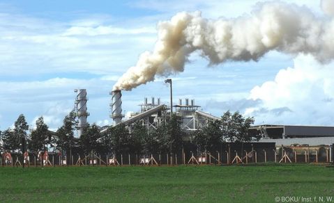 Weg zur flchenneutralen Methanolproduktion: Wrde ein kleiner Teil der Anbauflche von Zuckerrohr fr eine Kombination von Photovoltaik- und Windkraftanlagen verwendet, knnte die Ethanolproduktion um 43 Prozent gesteigert werden.