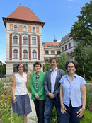 Nicht im BOKU-Weingarten, aber im BOKU-Garten auf der Türkenschanze stellte sich das neue Team vor: (v.li.) Katrin Hasenhündl, Rektorin Eva Schulev-Steindl, Christian von Wallbrunn und Astrid Forneck. ©Alix Yvon Nicht im BOKU-Weingarten, aber im BOKU-Garten auf der Türkenschanze stellte sich das neue Team vor: (v.li.) Katrin Hasenhündl, Rektorin Eva Schulev-Steindl, Christian von Wallbrunn und Astrid Forneck. ©Alix Yvon