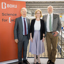 Eröffneten den Waters 2040 Participation Day Austria im BOKU-Wasserbaulabor: (v. l.) Helmut Habersack (BOKU University), Klimaschutzministerin Leonore Gewessler und Stefan Lütgenau (Foster Europe Foundation) © BOKU Medienstelle/Christoph Gruber Eröffneten den Waters 2040 Participation Day Austria im BOKU-Wasserbaulabor: (v. l.) Helmut Habersack (BOKU University), Klimaschutzministerin Leonore Gewessler und Stefan Lütgenau (Foster Europe Foundation) © BOKU Medienstelle/Christoph Gruber