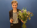 © Sarah Matej Foto: Lisa Kaufmann mit Blumenstrauß bei der Gratulation nach dem Rigorosum